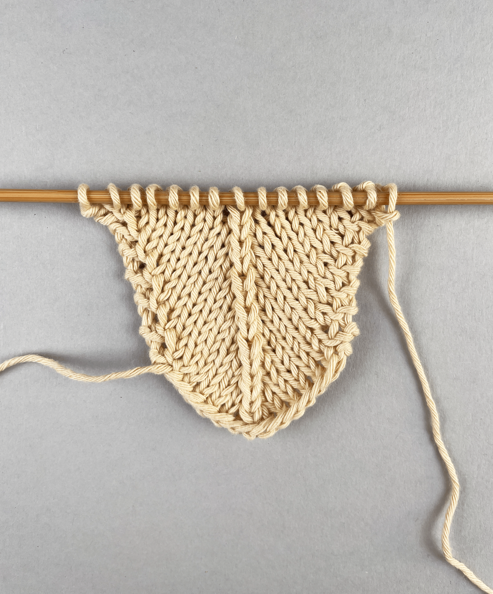 Drei Maschen überzogen zusammengestrickt