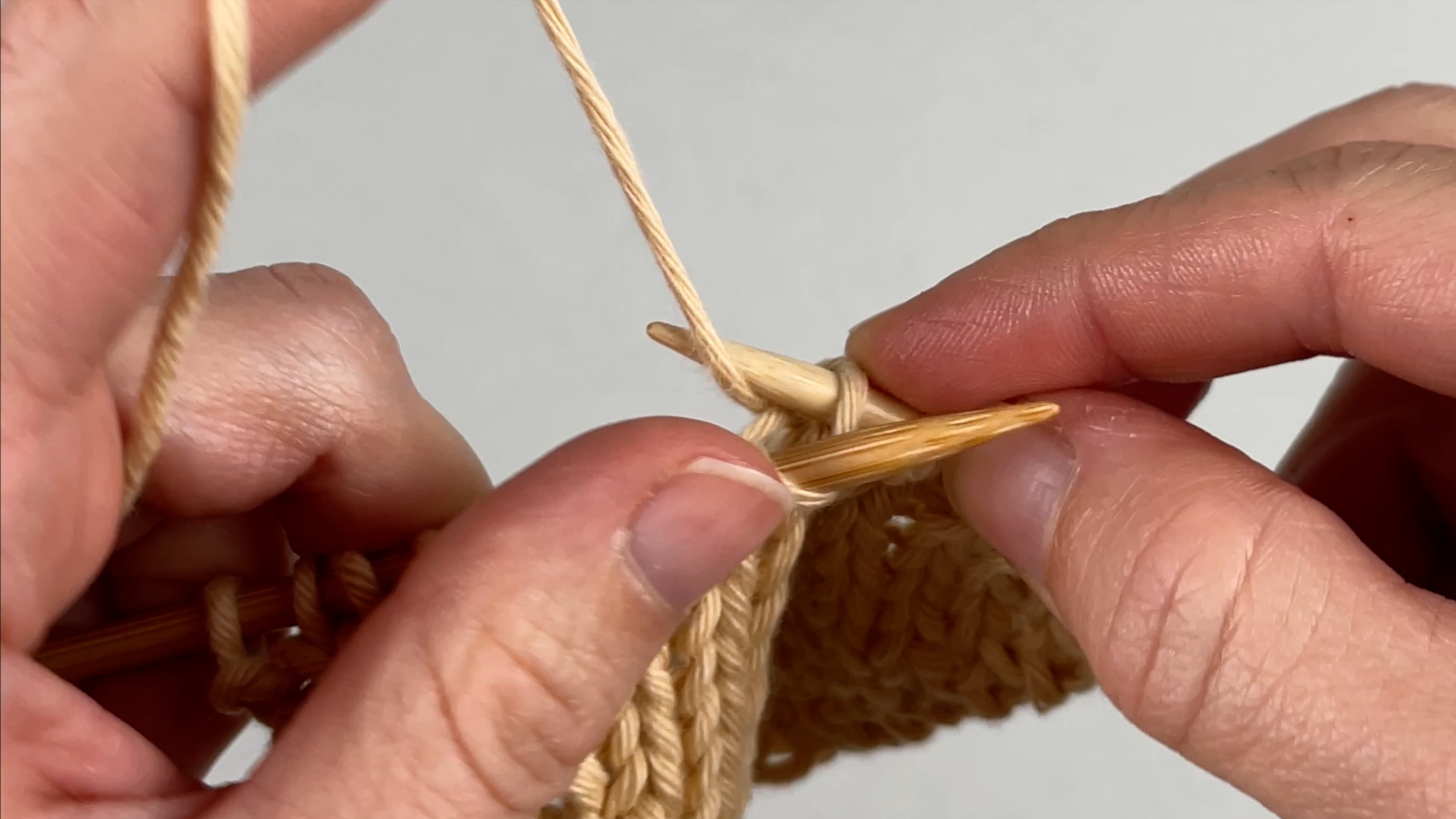 Masche rechts stricken