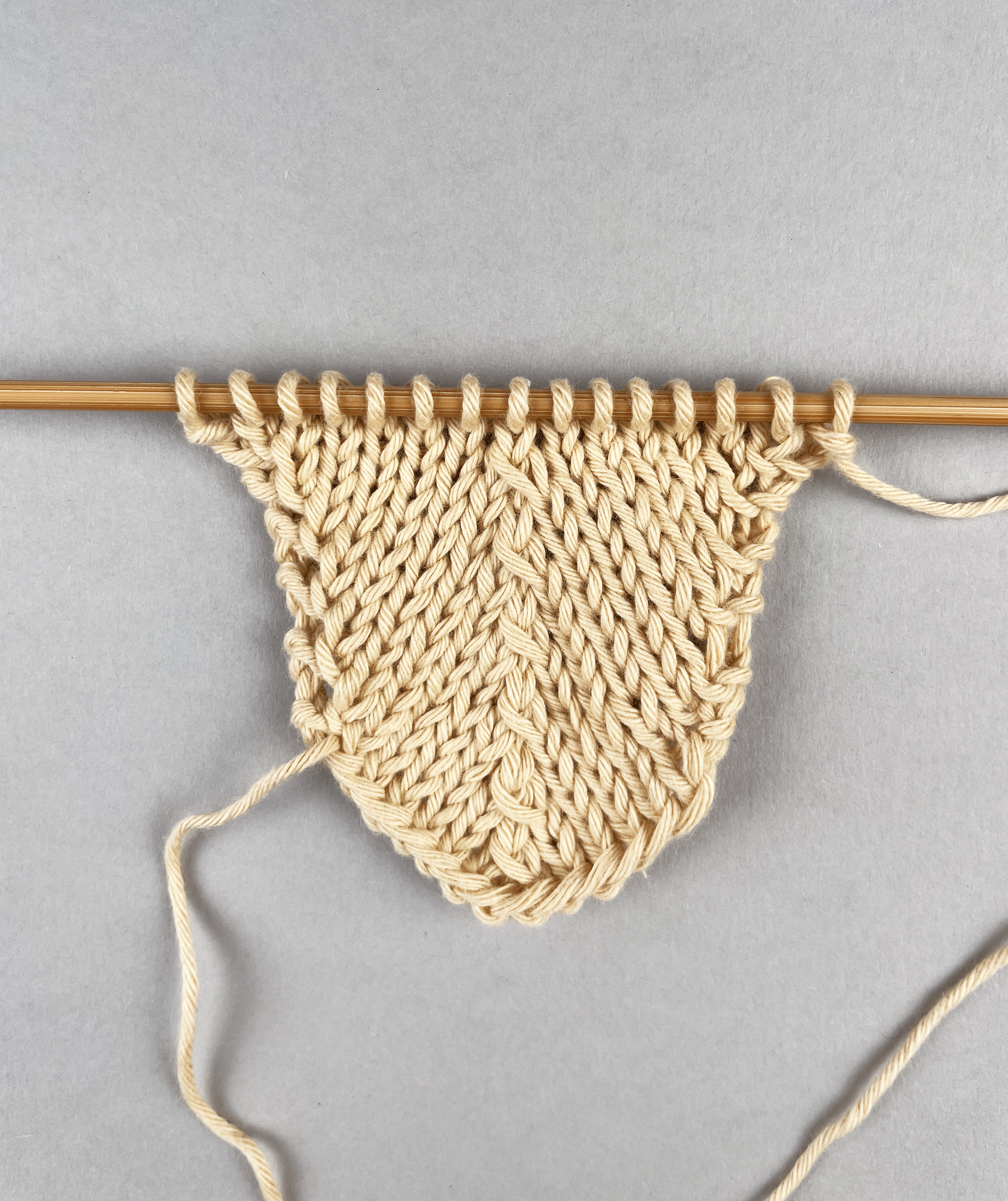 Drei Maschen überzogen zusammengestrickt