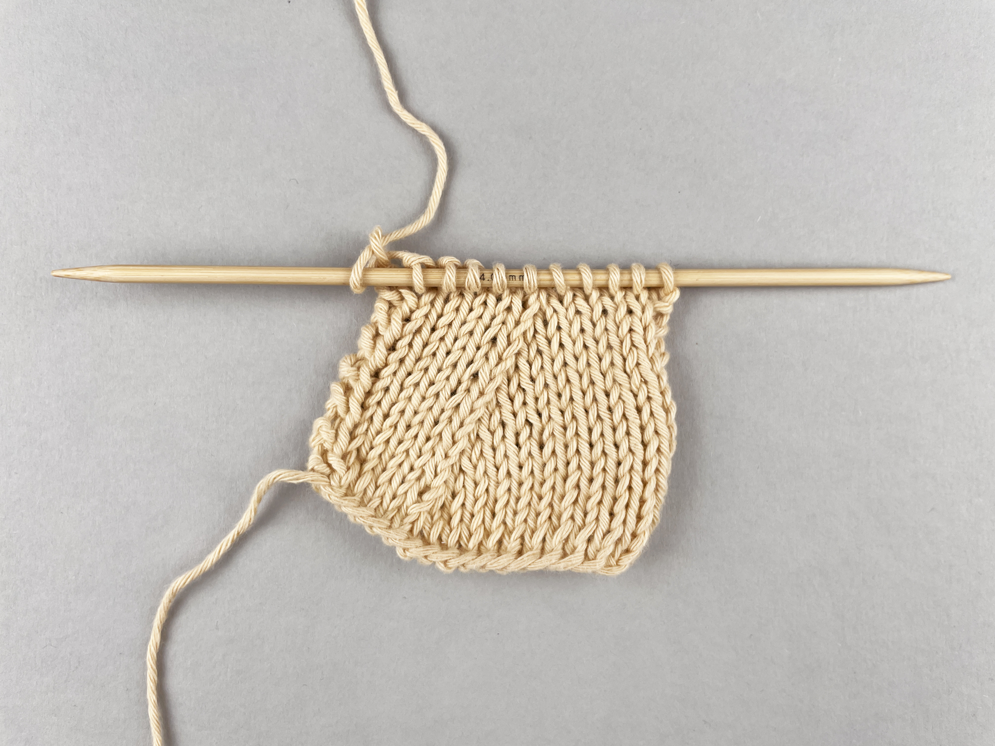 Eine Reihe zusammengestrickter Maschen