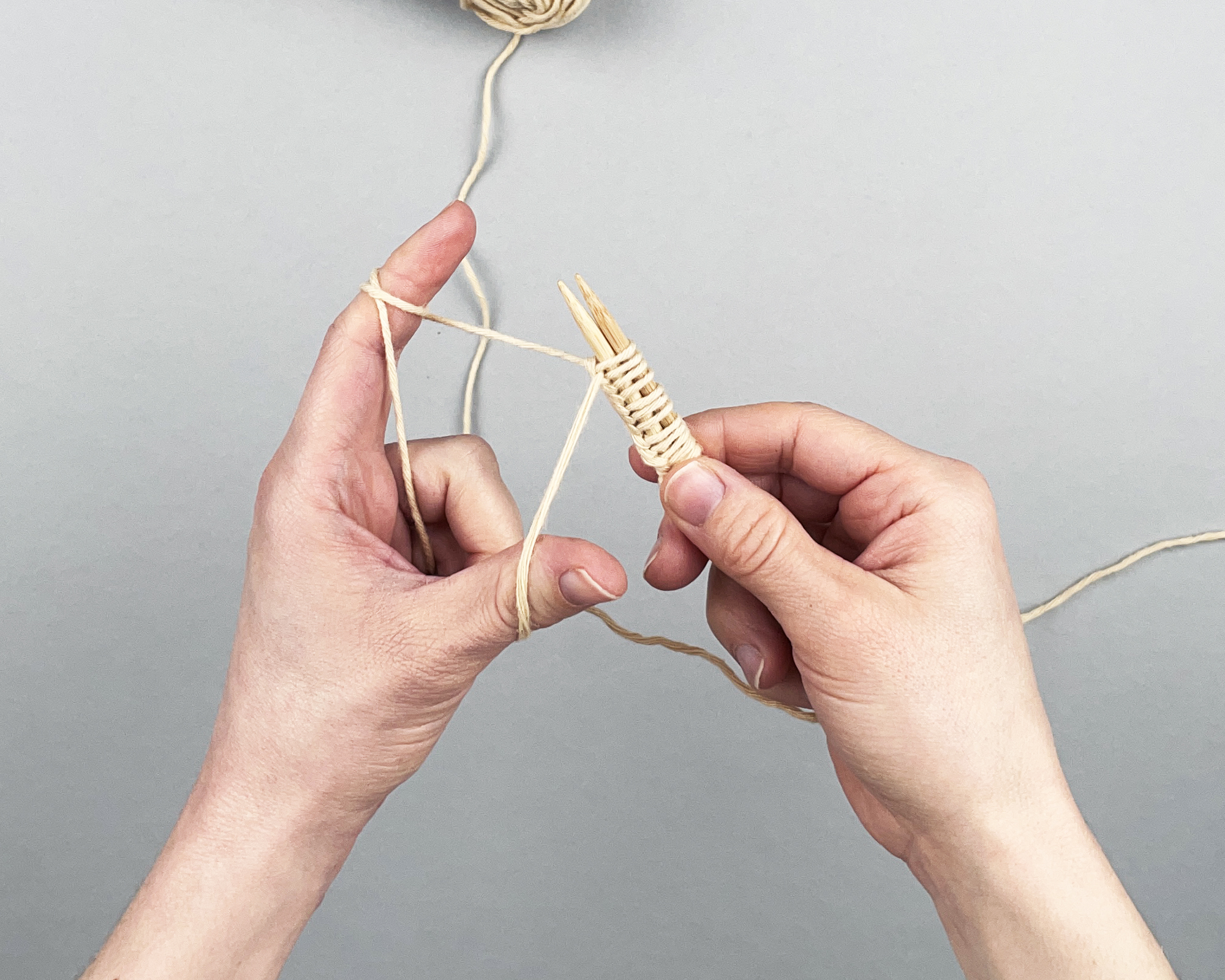 Kreuzanschlag mit zwei Stricknadeln angeschlagen